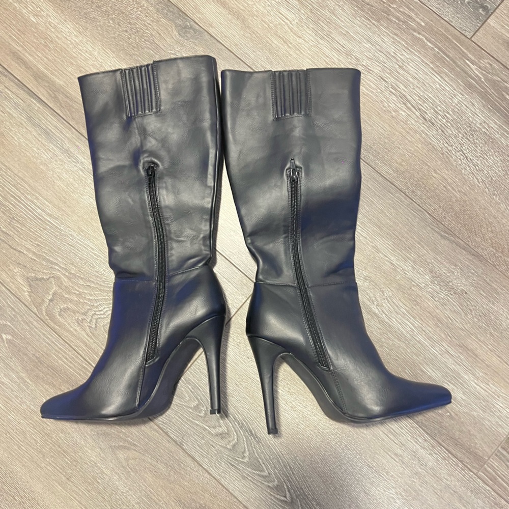 Black heeled boots